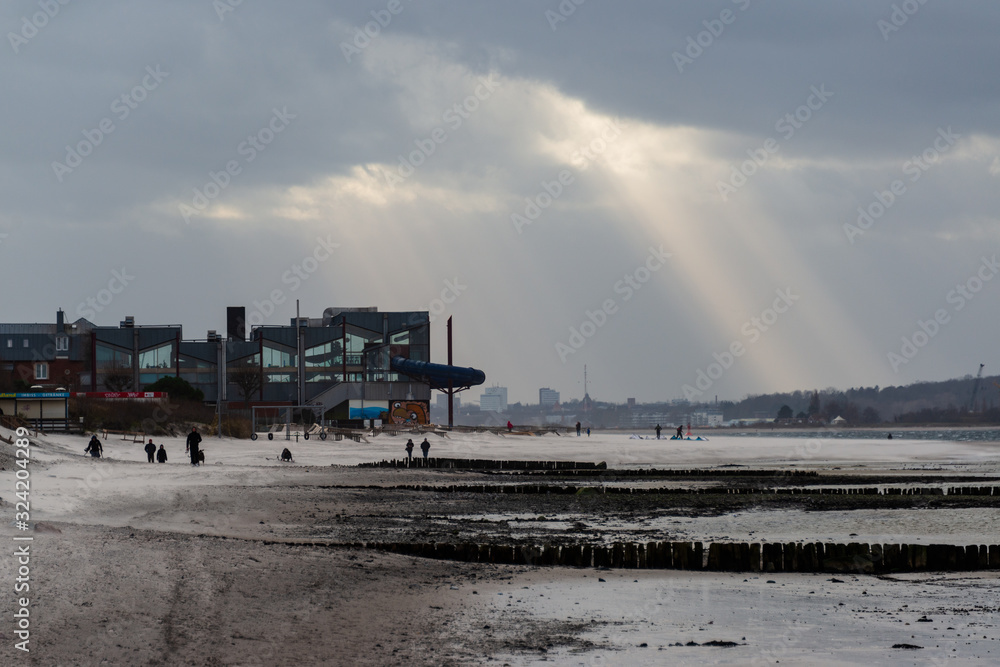 Wintersturm an der Kieler Förde in der Ostsee, hier am Strand von Laboe Wintersturm an der Kieler Förde in der Ostsee, hier am Strand von Laboe