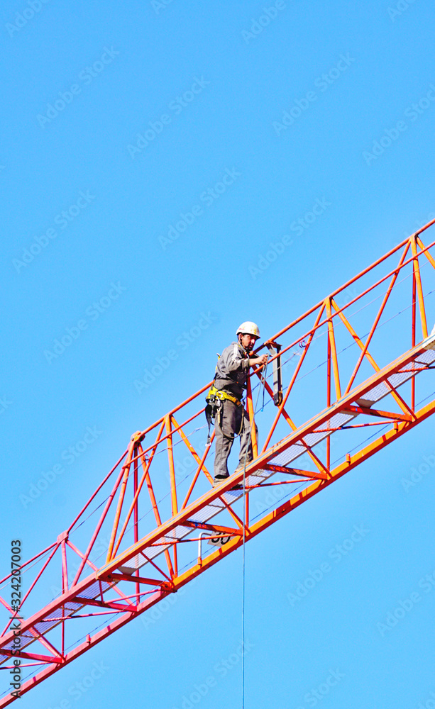Construcción de una grúa para la realización de un bloque de pisos en Barcelona, Catalunya, España, Europa Construcción de una grúa para la realización de un bloque de pisos en Barcelona, Catalunya, España, Europa