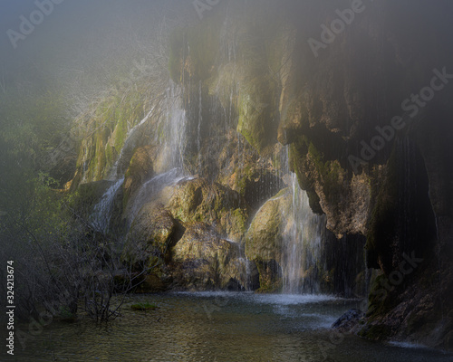 Vista art  stica de una hermosa cascada en el nacimiento del r  o Cuervo  cerca del pueblo de Vega del Codorno  en la provincia de Cuenca. Castilla la Mancha. Espa  a