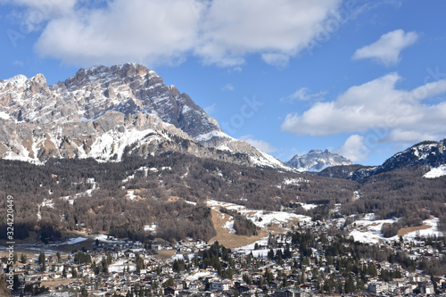 Cortina d’Ampezzo, Hayden, Dolomiten, Alpen, Tofana, Marmarole, Cimon del Froppa, Sextener Dolomiten, Monte Christallo, Gipfel, Olympia, 2026, Winterolympiade, Belluno, Venetien, Kirche, Stadt, Winter photo