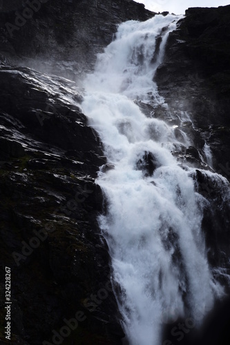 tosender Wasserfall in Norwegen