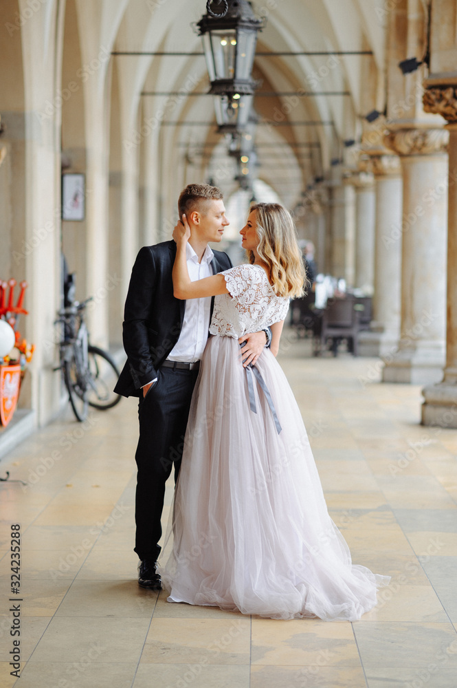 Obraz premium Two lovers walk along Krakow