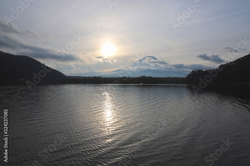 【山梨県 観光名所】精進湖の湖面に映る富士山