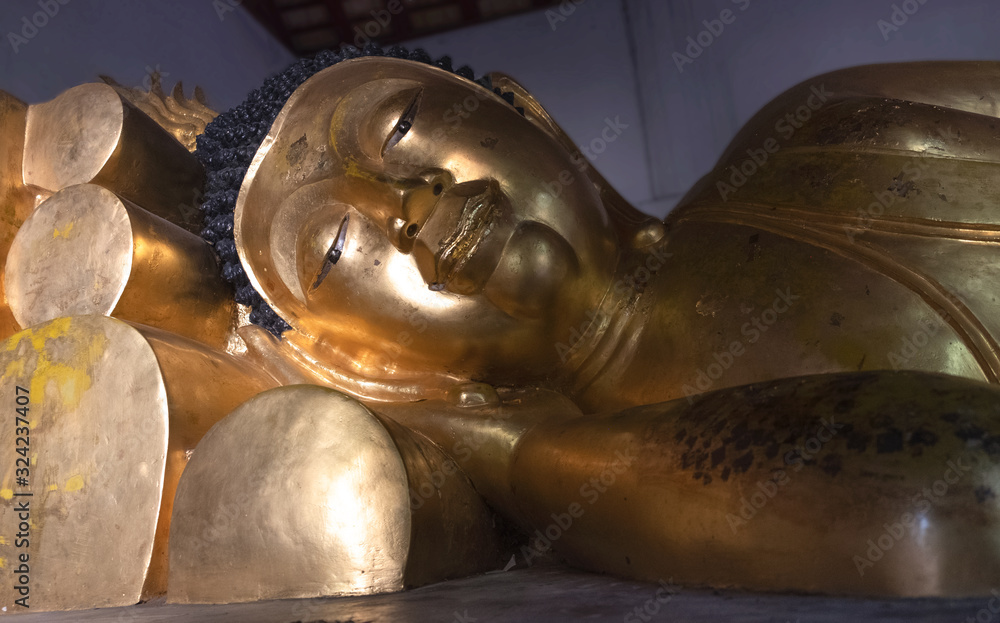 Primer plano de Buda tumbado, en el templo Wat Phra Sing de Chiang Mai (Tailandia)