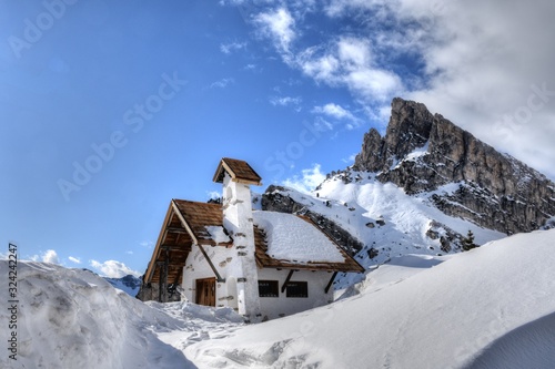 Cortina d’Ampezzo, Belluno, Italien, Venezien, Falzarego, Falzaregopass, Passo di Falzarego, Kapelle, Kirche, verschneit, eingeschneit, Turm, Hexenstein, Große Dolomitenstrasse, Heimsuchung Marias,  T photo