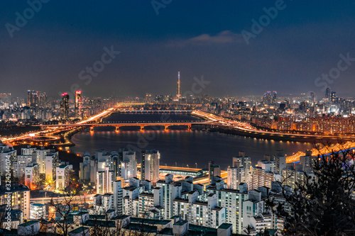 서울 매봉산에서 바라본 낮 도시 풍경과 밤 야경 © SungWon