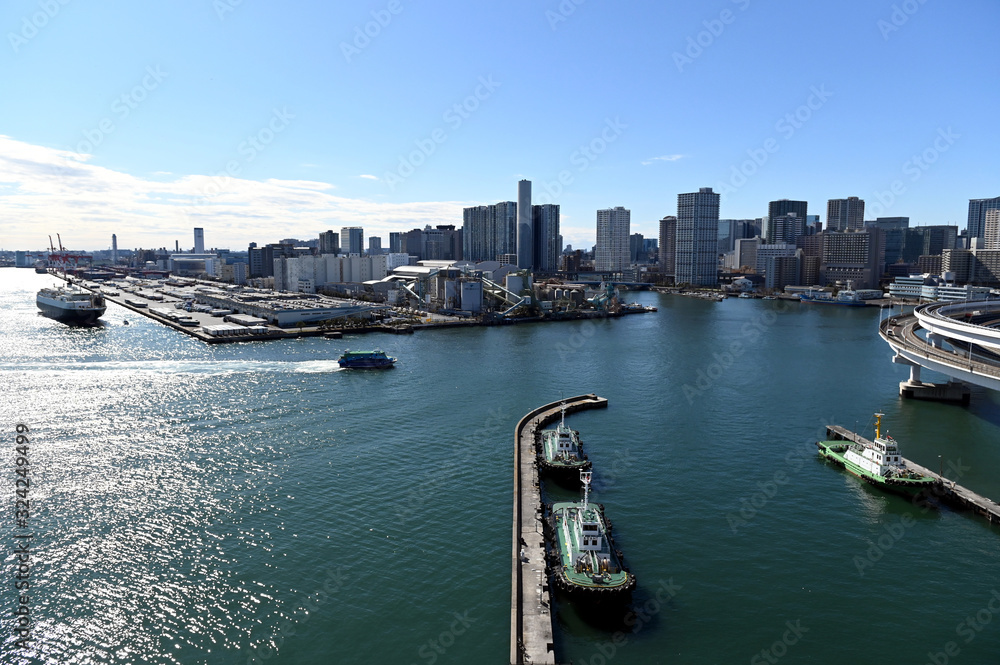 ２０２０年東京オリンピックの年の東京の風景　澄んだ青空と２月の東京湾を行き交う船