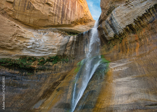 Eine sehr glatte vom Wasserfall vermooste Felswand
