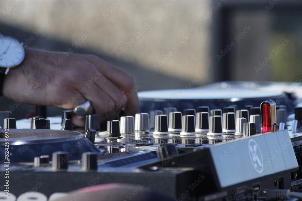 main du deejay main du deejay