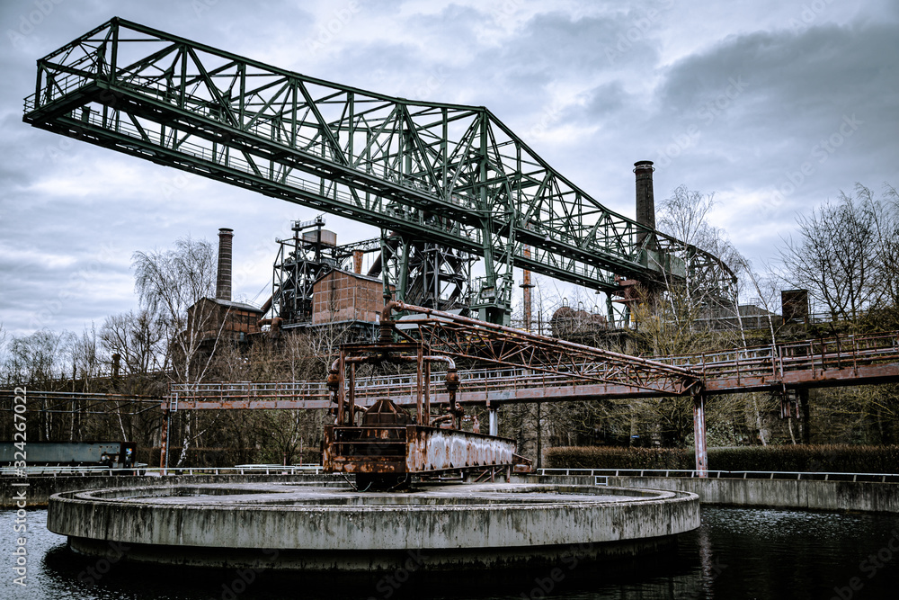 Obraz premium Crane in an old factory