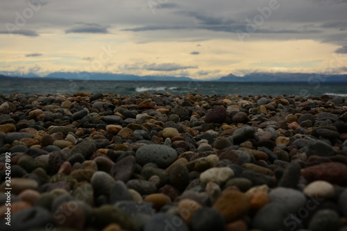 Piedras en la playa en Lago Buenos Aires, Patagonia Argentina