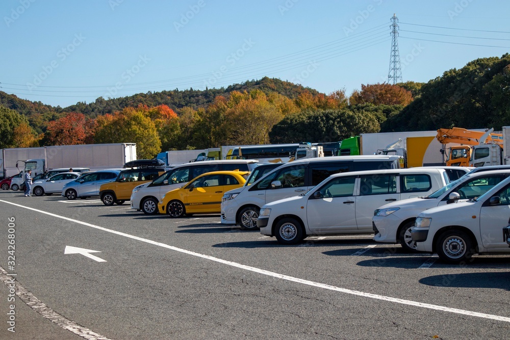 高速道路のサービスエリアの駐車場