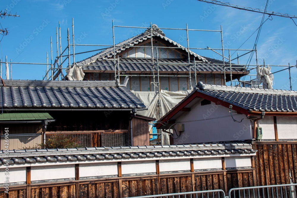 外壁工事をしている日本家屋