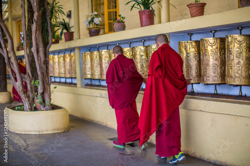 Obraz na plátne Monks spin the golden wheels