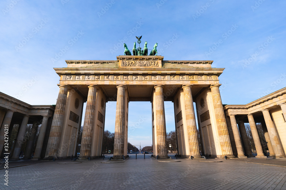Obraz premium The famous Brandenburg Gate in Berlin in front of a clear blue sky