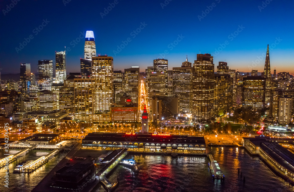 Fototapeta premium San Francisco downtown buildings skyline sunset evening aerial