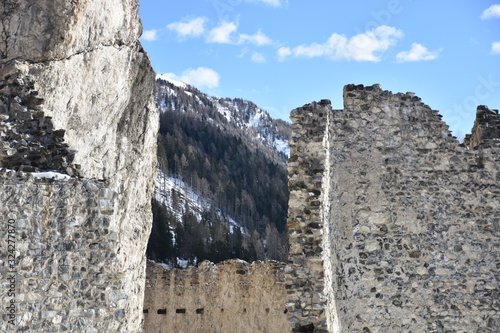 Andraz, Burg Andraz, Schloss Andraz, Schloss Buchenstein, Castello Buchenstein, Falzarego, Belluno, Italien, Buchenstein, Ruine, Lost Place, Gebirge, Dolomiten, Fenster, Mauer, Turm, verfallen, Mittel photo