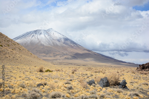 Vista del volcán Payun Matru en la reserve natural La Payunia, Argentina
