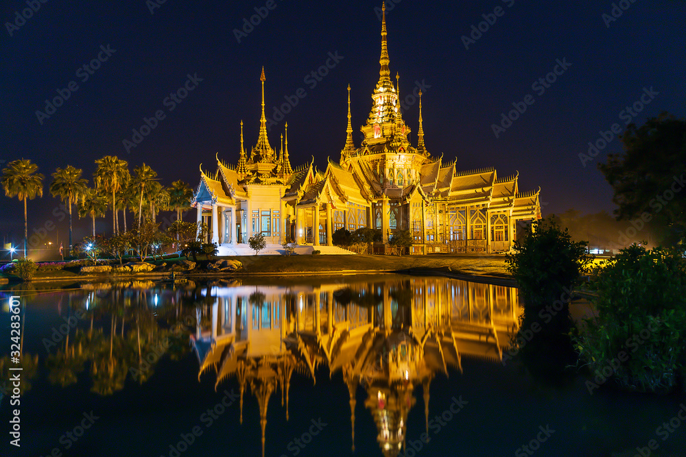  Luang Pho To Temple And shadows in the water at night