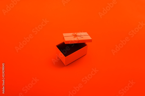 Foto Gift box in an orange colour background, minimalism design, idea, conceptual images