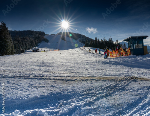 Skigebiet bei Sonnenschein 
