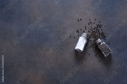 Εκτύπωση καμβά Salt and pepper peas in a glass jar on a concrete dark background