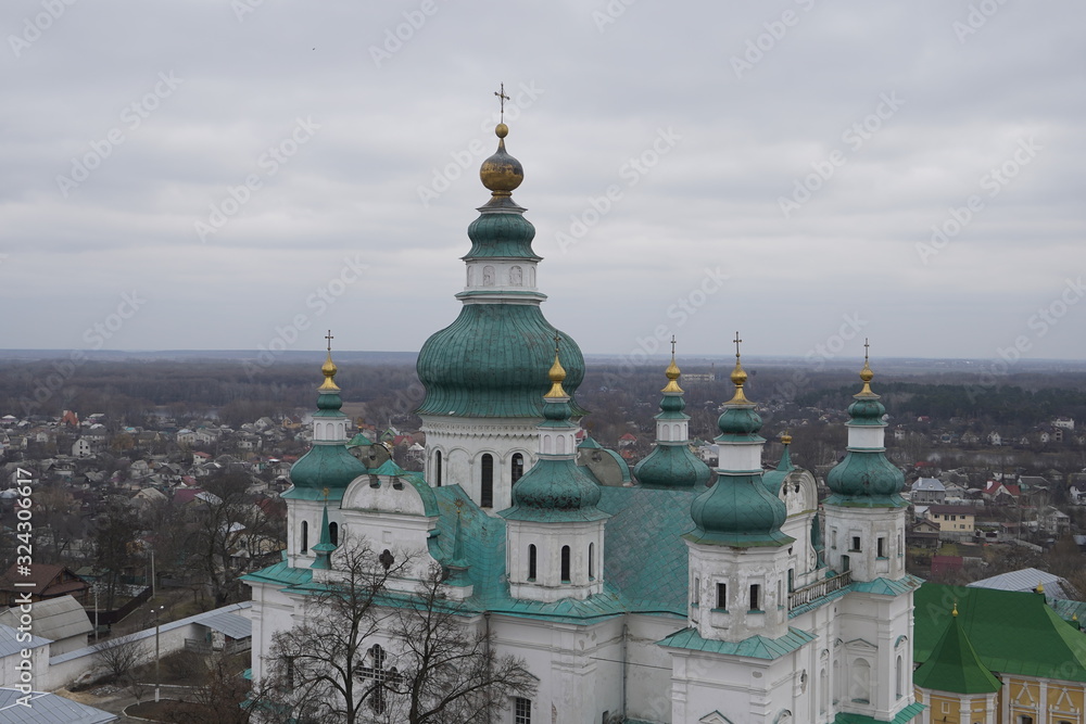 Obraz premium Holy Trinity Cathedral. View of the domes of the church on the background of private houses.