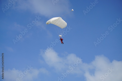 Fallschirmspringer vor Landung mit Fallschirm