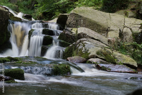 Fototapeta Naklejka Na Ścianę i Meble -  Bodewasserfälle Bachlauf mit kleinen Wasserfällen im Nationalpark Harz
