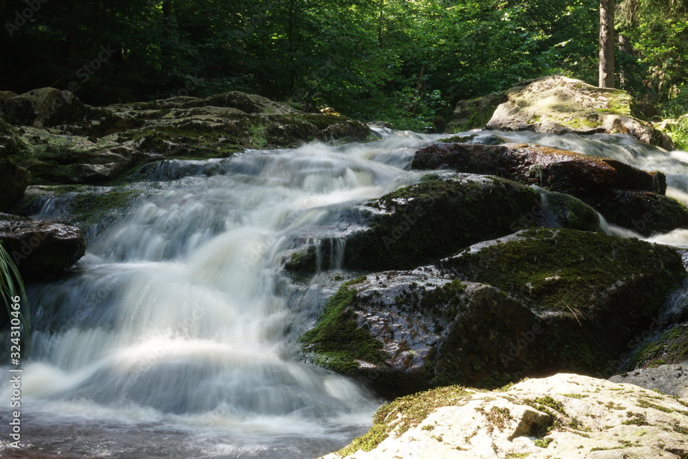 Fototapeta premium Bodewasserfälle Bachlauf mit kleinen Wasserfällen im Nationalpark Harz
