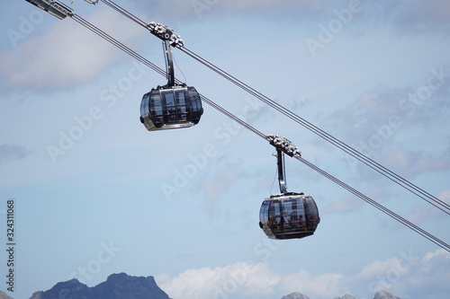Seilbahn mit Gondeln Kabinenseilbahn Kabinenbahn
