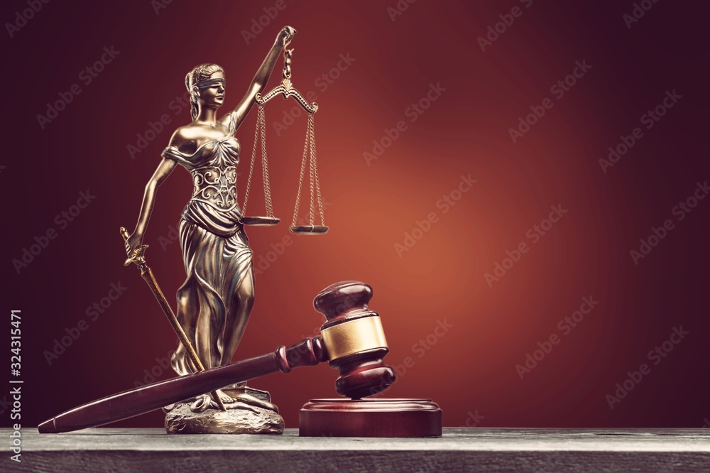Statue of the lady of justice with scales and wooden gavel - obrazy, fototapety, plakaty 