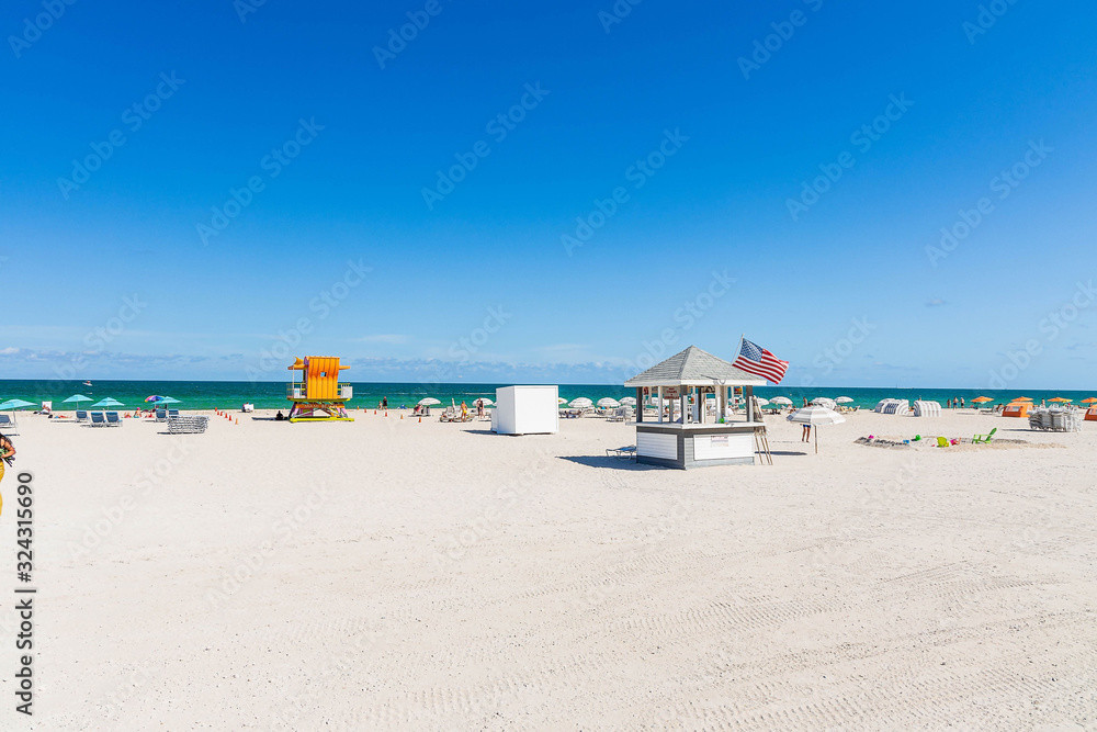 Obraz premium Beautiful landscape view of Miami South Beach coast line. Sand beach, Atlantic Ocean, people on blue sky background. USA. Miami Beach. 