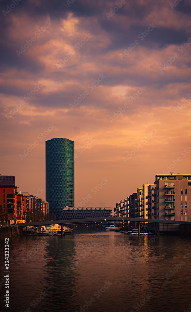 Φωτογραφία FRANKFURT(MAIN),GERMANY - FEBRUARY 08,2020:Westhafen This is the Marina area with new,modern and expensive apartments and the tall,green Westhafen Tower