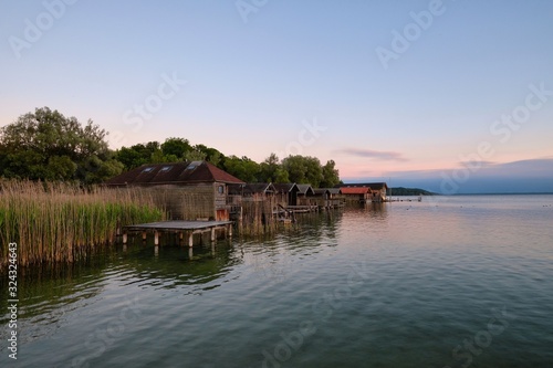 Starnberger See mit Bootshütten bei Sonnenuntergang