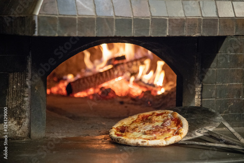 Pizza napoletana margherita.