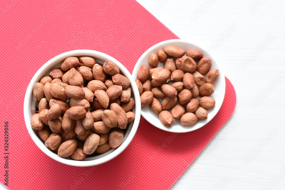 (Arachis hypogaea) dried whole peanuts in containers (Arachis hypogaea) dried whole peanuts in containers