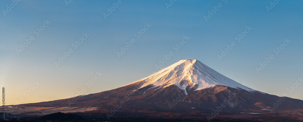 Japanese Fuji mountain on blue sky with copy space. <span>plik: #324339889 | autor: May_Chanikran</span>