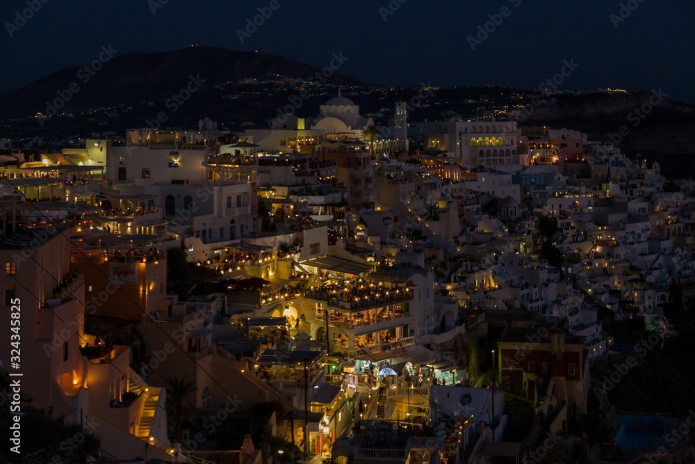 Nachtaufnahme Fira auf Santorin in Griechenland