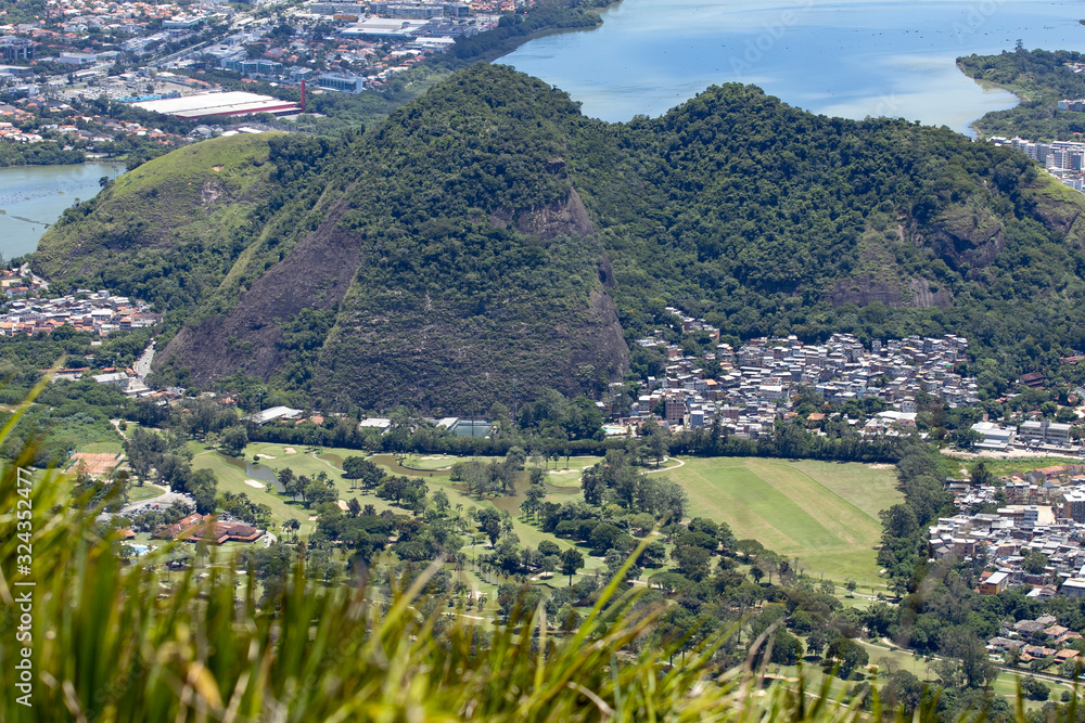 Φωτογραφία Golf club in the Barra da Tijuca neighbourhood in Rio de Janeiro with city lake