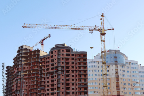Construction of a building with a high crane