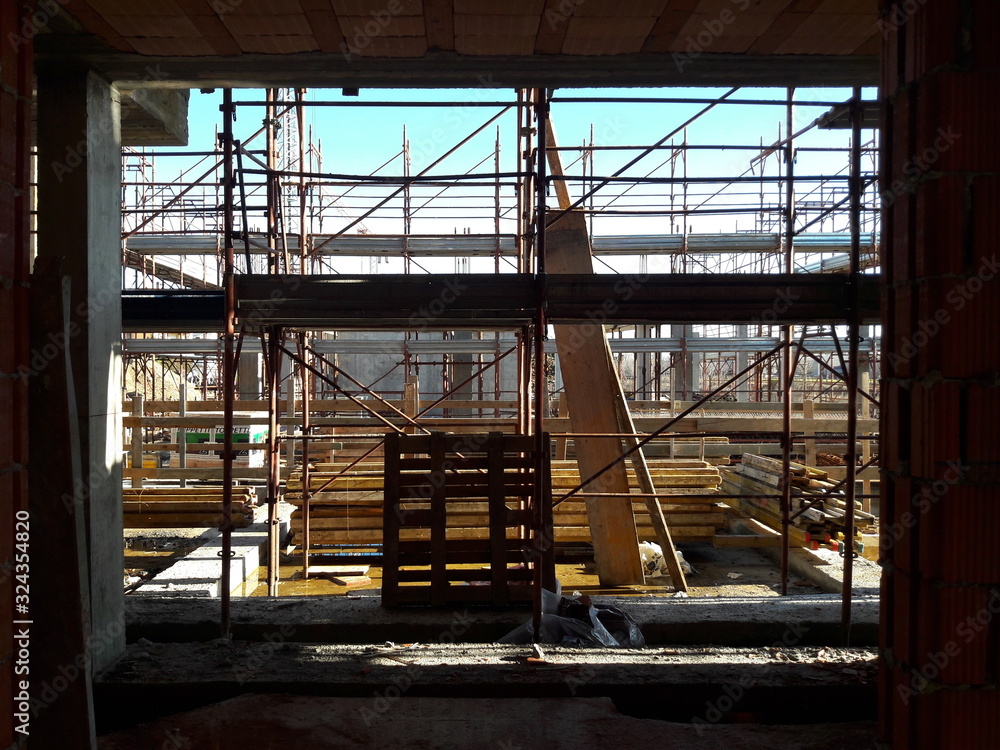 Fototapeta premium Lavori in corso nel cantiere edile in primavera