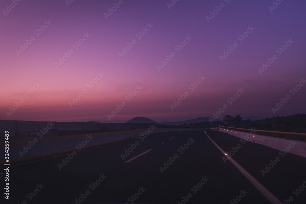 Amanecer púrpura en autopista