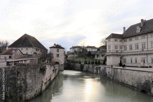 Le canal du Rhône au Rhin dans la ville de Dole - ville de Dole - département du Jura - France