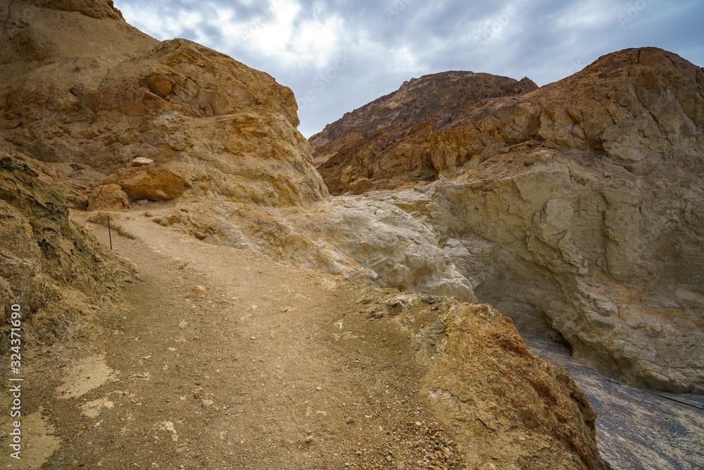 Obraz premium hikink the golden canyon - gower gulch circuit in death valley, california, usa