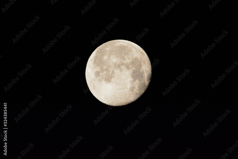 The phases of the moon / The moon does not emit light on its own, but reflects light from the sun and appears to shine. The phases of the moon / The moon does not emit light on its own, but reflects light from the sun and appears to shine.