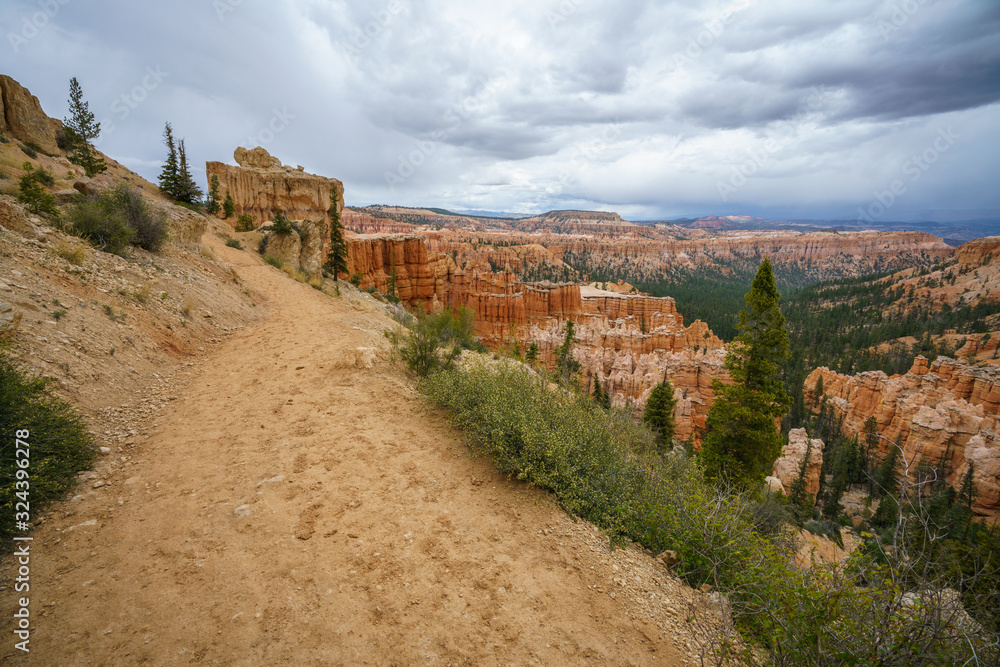 hiking the peek-a-boo loop in bryce canyon in utah in the usa