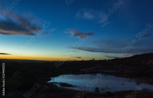 Crepusculo, anoitecer em lago. Dusk, landscape on lake with blue sky.