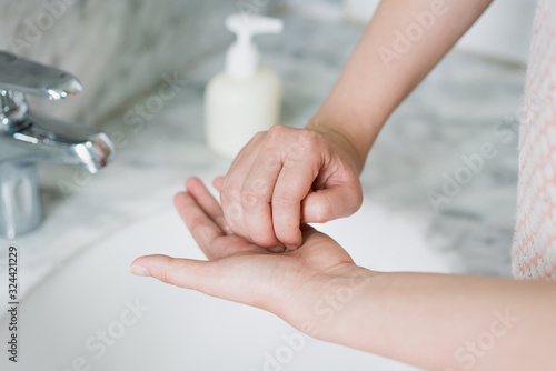 Hand features of Asian women washing their hands © Allen Chen