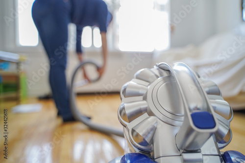 Femme passe l'aspirateur